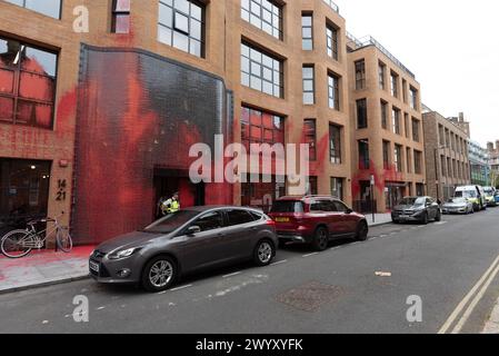 London, Großbritannien. 8. April 2024. Das Hauptquartier der Labour Party in Southwark wurde von Aktivisten von Youth Demand mit roter Farbe besprüht, die ein Ende des britischen Waffenhandels und die Unterstützung des israelischen Angriffs auf Gaza fordern. Quelle: Ron Fassbender/Alamy Live News Stockfoto