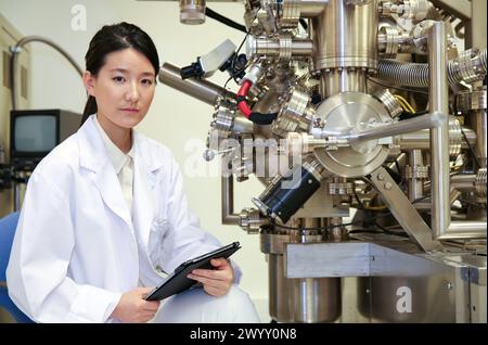 Forscher. Oberflächenspektrometer, Photoelektronenspektroskopie, Schneckenelektronenspektroskopie, AES, VG Scientific ESCAlab 200D Oberflächenanalysegeräte. Technologische Dienstleistungen für die Industrie. Tecnalia Research & Innovation, Donostia, San Sebastian, Gipuzkoa, Baskenland, Spanien. Stockfoto