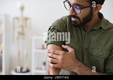Saisonaler Grippeimpfstoff für jungen Mann, der im Untersuchungsraum sitzt. Stockfoto