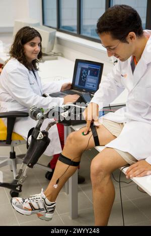 Biomechanik: Forscher entwickeln Exoskelett für Menschen mit Muskelschwäche in den unteren Gliedmaßen. Fatronik Foundation, Research Technology Center. Donostia, San Sebastian, Gipuzkoa, Euskadi. Spanien. Stockfoto
