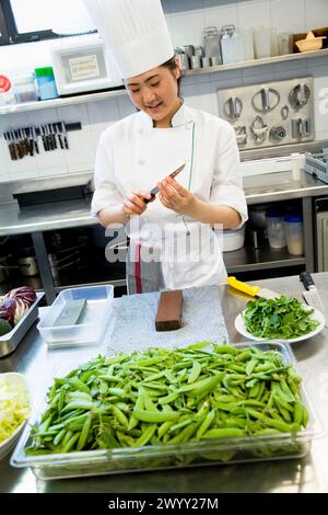 Schärfen der Messer. Luis Irizar Kochschule. Donostia, Gipuzkoa, Baskenland, Spanien. Stockfoto