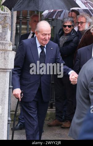Madrid, Spanien. April 2024. König Juan Carlos I. von Spanien verlässt die Messe für Fernando Gómez-Acebo am 8. April 2024 in Madrid. (Foto: Oscar Gonzalez/SIPA USA) Credit: SIPA USA/Alamy Live News Stockfoto