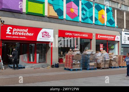 Der neue Poundstretcher-Shop ist fast bereit zur Eröffnung in der High Street von Southend on Sea, Essex, Großbritannien. Wird am folgenden Tag geöffnet, mit Arbeit in Bearbeitung Stockfoto