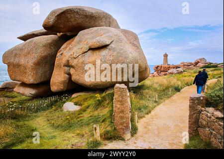 Leuchtturm Mean Ruz, Riesenfelsen an der Côte de Granit Rose (rosafarbene Granitküste), Ploumanac'h, Perros-Guirec, Bretagne, Bretagne, Bretagne, Frankreich. Stockfoto