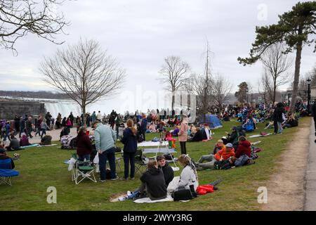 Niagarafälle, Kanada. April 2024. Der Queen Victoria Park in den Niagarafällen Ontario ist ein Treffpunkt für die Sonnenfinsternis 2024. Die Niagarafälle erwarten mehr als eine Million Menschen, um die Sonnenfinsternis zu sehen. Quelle: Luke Durda/Alamy Live News Stockfoto