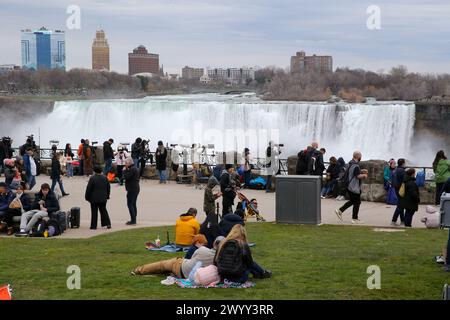 Niagarafälle, Kanada. April 2024. Der Queen Victoria Park in den Niagarafällen Ontario ist ein Treffpunkt für die Sonnenfinsternis 2024. Die Niagarafälle erwarten mehr als eine Million Menschen, um die Sonnenfinsternis zu sehen. Quelle: Luke Durda/Alamy Live News Stockfoto