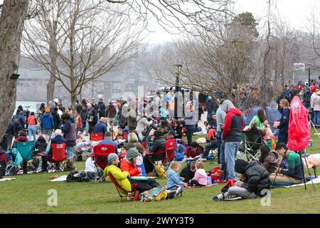 Niagarafälle, Kanada. April 2024. Der Queen Victoria Park in den Niagarafällen Ontario ist ein Treffpunkt für die Sonnenfinsternis 2024. Die Niagarafälle erwarten mehr als eine Million Menschen, um die Sonnenfinsternis zu sehen. Quelle: Luke Durda/Alamy Live News Stockfoto