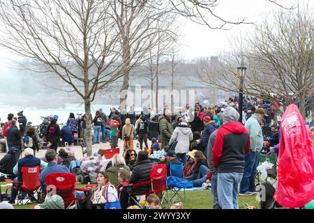 Niagarafälle, Kanada. April 2024. Der Queen Victoria Park in den Niagarafällen Ontario ist ein Treffpunkt für die Sonnenfinsternis 2024. Die Niagarafälle erwarten mehr als eine Million Menschen, um die Sonnenfinsternis zu sehen. Quelle: Luke Durda/Alamy Live News Stockfoto