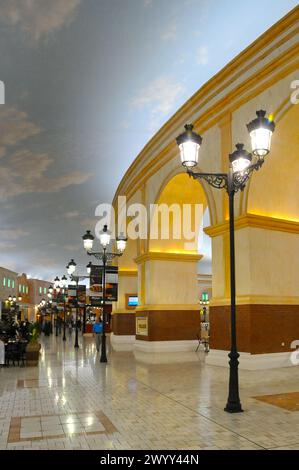 Das Einkaufszentrum Villaggio ist ein Einkaufszentrum im Venedig-Stil, dessen Inneres an einen Abend entlang der Kanäle von Venedig erinnert. Stockfoto