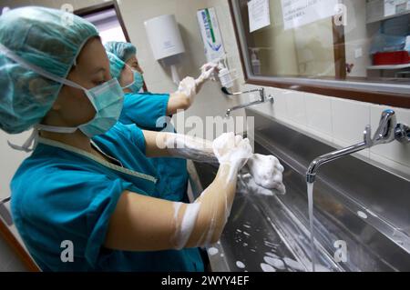 Hände waschen, OP, Augenheilkunde, Krankenhaus de Zumarraga, Gipuzkoa, Euskadi. Stockfoto