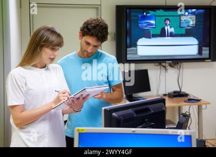 Digitales Fernsehen, digitales Fernsehen und Multimedia-Dienste, Vicomtech-IK4 Zentrum für visuelle Interaktion und Kommunikationstechnologien, Angewandtes Forschungszentrum für interaktive Computergrafik und Multimedia, San Sebastian Technology Park, Donostia, Gipuzkoa, Euskadi, Spanien. Stockfoto
