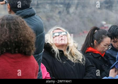 Niagarafälle, Kanada. April 2024. Der Queen Victoria Park in den Niagarafällen Ontario ist ein Treffpunkt für die Sonnenfinsternis 2024. Die Niagarafälle erwarten mehr als eine Million Menschen, um die Sonnenfinsternis zu sehen. Quelle: Luke Durda/Alamy Live News Stockfoto