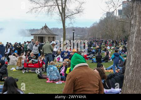 Niagarafälle, Kanada. April 2024. Der Queen Victoria Park in den Niagarafällen Ontario ist ein Treffpunkt für die Sonnenfinsternis 2024. Die Niagarafälle erwarten mehr als eine Million Menschen, um die Sonnenfinsternis zu sehen. Quelle: Luke Durda/Alamy Live News Stockfoto