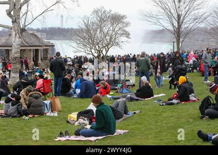 Niagarafälle, Kanada. April 2024. Der Queen Victoria Park in den Niagarafällen Ontario ist ein Treffpunkt für die Sonnenfinsternis 2024. Die Niagarafälle erwarten mehr als eine Million Menschen, um die Sonnenfinsternis zu sehen. Quelle: Luke Durda/Alamy Live News Stockfoto