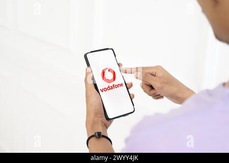 Diese Abbildung zeigt das Logo eines multinationalen Telekommunikationsunternehmens aus dem Vereinigten Königreich „Vodafone“ auf einem Handy-Bildschirm. Stockfoto