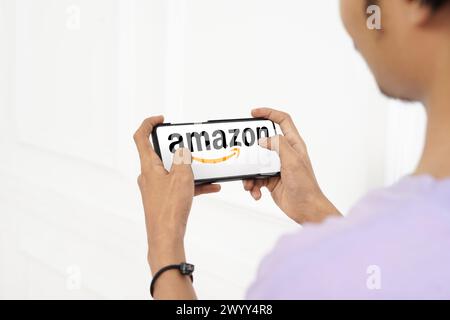 Diese Abbildung zeigt das Firmenlogo von Amazon auf einem Mobiltelefon Stockfoto
