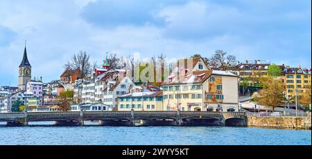 ZÜRICH, SCHWEIZ - 3. APRIL 2022: Rudolf-Brun-Brucke-Brücke und malerische Häuser des Stadtteils Schipfe, am 3. April in Zürich, Schweiz Stockfoto