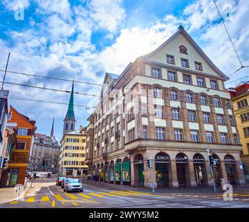 ZÜRICH, SCHWEIZ - 3. APRIL 2022: Das atemberaubende bescheidene historische Kaufhaus am Limmatquai Damm, am 3. April in Zürich, Schweiz Stockfoto