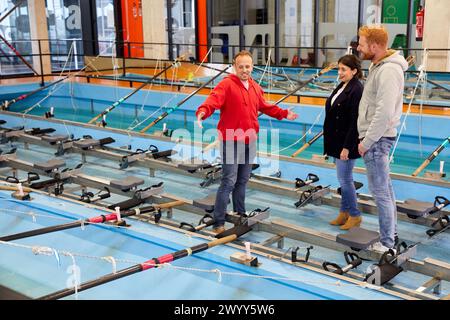 Fremdenführer unterrichtet Touristen die Rudertrainingseinrichtungen, Rudergesellschaft Koxtape Pasajes de San Juan, Pasaia, Gipuzkoa, Baskenland, Spanien, Europa. Stockfoto