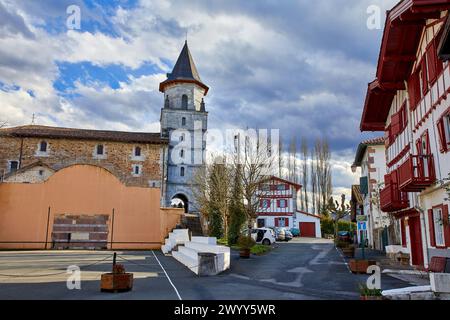 Le Fronton, L'église Notre Dame de lAssomption, Ainhoa, Département Pyrénées-Atlantiques, Region Aquitaine, Frankreich, Europa. Stockfoto