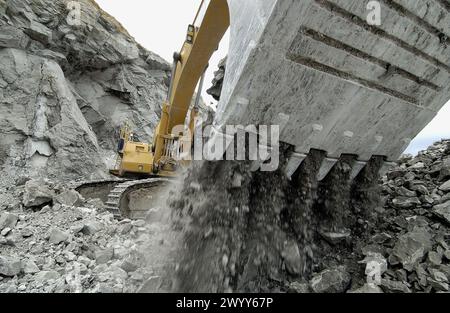 Mergelgewinnung im Steinbruch für die Zementanlage. Stockfoto