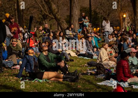 Montreal, Kanada - um 2024, Menschen beobachten die Sonnenfinsternis Stockfoto