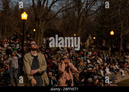 Montreal, Kanada - um 2024, Menschen beobachten die Sonnenfinsternis Stockfoto