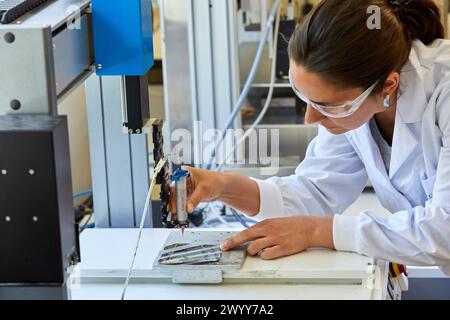 Mikrospender, Automatisiertes Spendersystem, Funktionales Drucklabor, Luft- Und Raumfahrtindustrie, Industrieeinheit, Technologiezentrum, Tecnalia Research & Innovation, Donostia, San Sebastian, Gipuzkoa, Baskenland, Spanien. Stockfoto