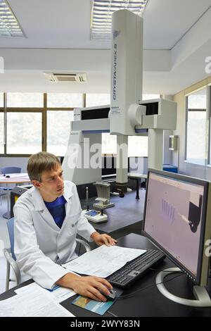 CMM Crysta Apex. Koordinatenmessgerät. Beratungsservice für Messungen mit Kundenteilen. Innovative Metrologie angewendet. Sariki Metrologie. Elgoibar. Gipuzkoa. Baskenland. Spanien. Stockfoto