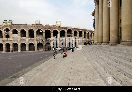 Arena, römisches Amphitheater vom Palazzo Barbieri, heute Rathaus, auf dem Bra-Platz. Verona. Veneto, Italien. Stockfoto