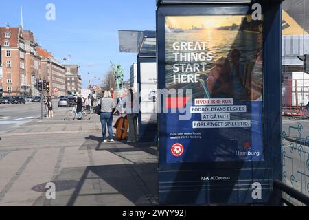 Kopenhagen/Dänemark/08 April 2024/Billbaord an dänischen Bushaltestellen von Hamburg EM 2024 Nachricht an dane, Hamburg 2024 für das EM 2024 Spiel zu besuchen. (Photo.Francis Joseph Dean/Dean Pictures) Stockfoto