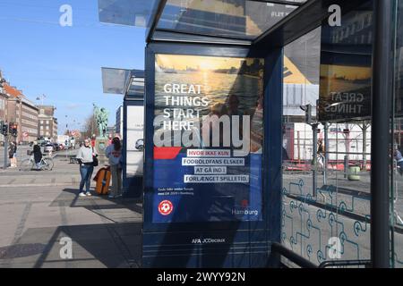 Kopenhagen/Dänemark/08 April 2024/Billbaord an dänischen Bushaltestellen von Hamburg EM 2024 Nachricht an dane, Hamburg 2024 für das EM 2024 Spiel zu besuchen. (Photo.Francis Joseph Dean/Dean Pictures) Stockfoto