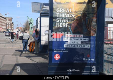 Kopenhagen/Dänemark/08 April 2024/Billbaord an dänischen Bushaltestellen von Hamburg EM 2024 Nachricht an dane, Hamburg 2024 für das EM 2024 Spiel zu besuchen. (Photo.Francis Joseph Dean/Dean Pictures) Stockfoto