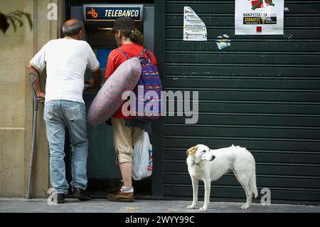 Personen, die den Geldautomaten nutzen, Alameda del Boulevard, Altstadt Donostia (San Sebastián). Guipúzcoa, Euskadi. Spanien. Stockfoto