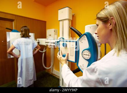 Röntgenbild des Rippenkäfigs, medizinische Bildgebung zur Diagnostik. Krankenhaus Policlinica Gipuzkoa, San Sebastian, Donostia, Euskadi, Spanien. Stockfoto