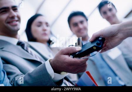 Vertrieb von Simultanübersetzern auf der Messe. Stockfoto