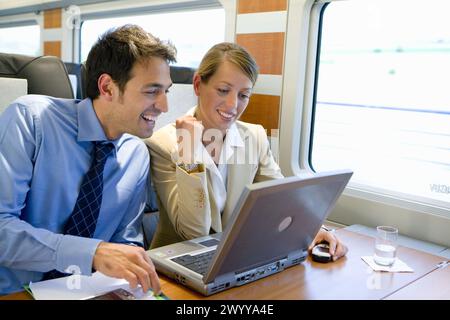 Geschäftsleute, die Arbeiten mit dem Internet verbunden. Passagier. AVE, Tren de Alta Velocidad, Zaragoza, Aragón. Spanien. Stockfoto