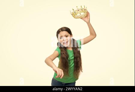 Mädchen träumen Prinzessin werden. Lady niedliche kleine Prinzessin. Königliches Konzept. Entwicklung und Erziehung von Kindern. Privilege Elite Schule. Preis des Thrones Stockfoto