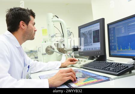 Forscher. SEM. Elektronisches Scanning-Mikroskop. Technologische Dienstleistungen für die Industrie. Tecnalia Research & Innovation, Donostia, San Sebastian, Gipuzkoa, Baskenland, Spanien. Stockfoto