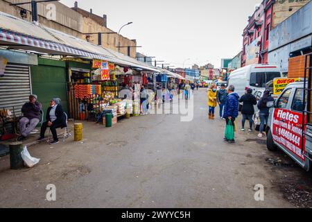 Santiago, Chile, 18. September 2022: Morgenszene auf La Vega Central - dem größten Obst- und Gemüsemarkt in Chile Stockfoto