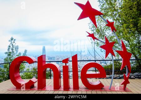Santiago, Chile, 18. September 2022: Chile-Schild mit der Skyline von Santiago im Hintergrund im Cerro San Cristobal Park. Stockfoto