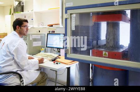 Berstprüfung der Betonzylinderkompression in der Presse, Forschung zu Baustoffen, Tecnalia Research & Innovation, Zamudio, Bizkaia, Baskenland, Spanien. Stockfoto