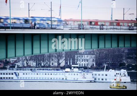 Straßenbahnen über die Deutzer Rheinbrücke am Rhein. Köln. Deutschland. Stockfoto