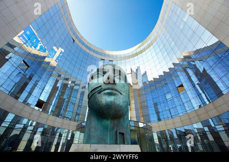 tête monumentale Skulptur von Igor Mitoraj. KPMG-Gebäude. La Defense. Paris. Frankreich. Europa. Stockfoto