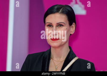 Cannes, Frankreich. April 2024. Ovidie besuchte den Pink Carpet im Rahmen des 7. CannesSeries International Festivals in Cannes, Frankreich am 8. April 2024. Foto: Aurore Marechal/ABACAPRESS.COM Credit: Abaca Press/Alamy Live News Stockfoto