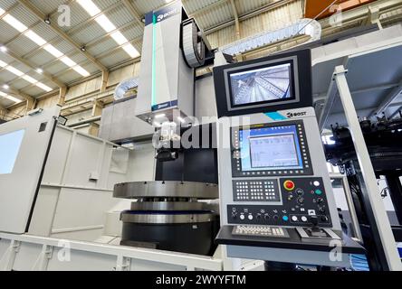 Steuerungszentrum, Werkzeugmaschinenbau, Bearbeitungszentrum, CNC, Drehmaschine für Vertikaldrehung und Fräsen, Metallindustrie, Gipuzkoa, Baskenland, Spanien, Europa. Stockfoto