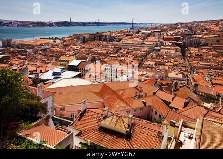 Blick auf die roten Dächer von Lissabon, Portugal Stockfoto