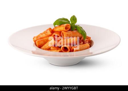 Rigatoni-Makkaroni-Nudeln mit Tomatensauce und Basilikumblättern in weißer Platte isoliert auf weiß mit Klappenweg enthalten Stockfoto