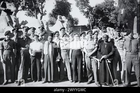 Soldaten des Fallschirmregiments und Grenadier Guards in einer Tourgruppe auf der Avenue der Sphinxes während des Besuchs des Tempels von Karnak in Luxor, Eygpt, im Dezember 1945. Stockfoto