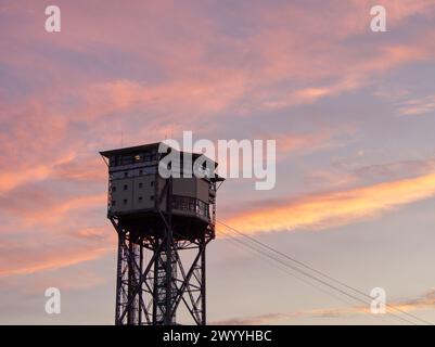 Barcelona, Spanien - 29. Februar 2024: Torre Sant Sebastia in den Farben des Sonnenuntergangs. Stockfoto